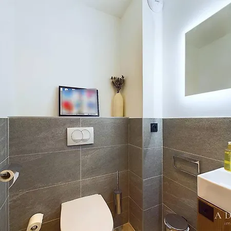 T4 Dernier Etage Avec Cheminee Et Parking Proche Pistes - Fr-1-398-678
